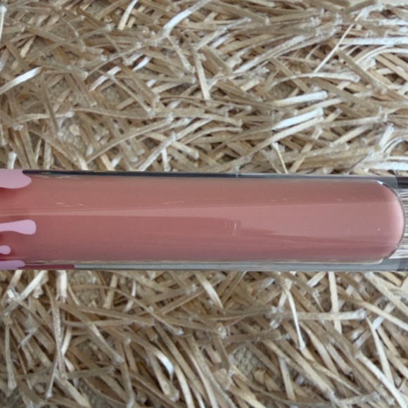 Kylie Matte Liquid Lipstick in another day, another nude - Picture 4 of 4